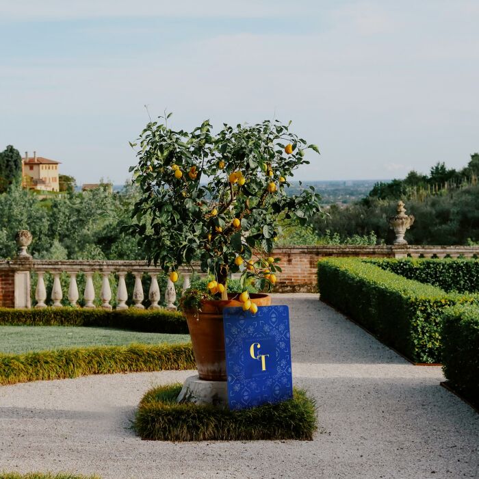 Panneau bienvenue mariage personnalisé initiales acrylique bleu givré 59x78 cm - Blue Mediterraneo