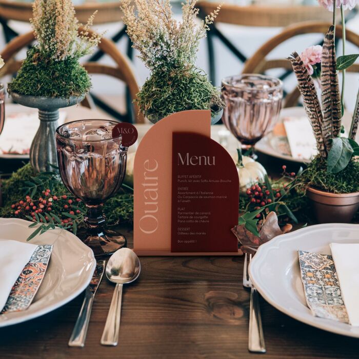 Menu mariage personnalisé acrylique rouge carmin 11x20 cm et numéro de table acrylique terre brûlée 12x23 cm - Terracotta