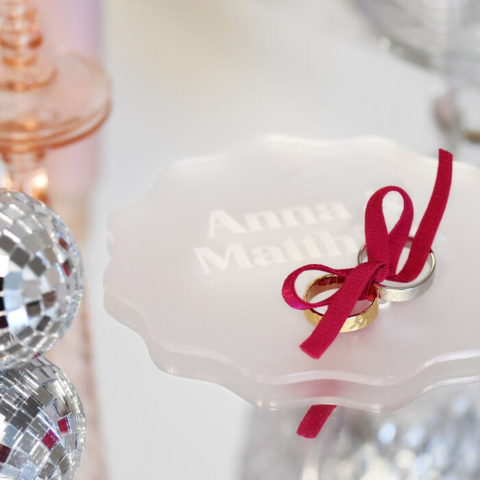 Porte-alliances mariage personnalisé prénoms mariés acrylique givré ruban fuchsia 13x13 cm - Pop - ambiance