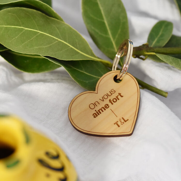 Porte-clés mariage personnalisé coeur bois 4,5x3,7 cm - Garden - ambiance