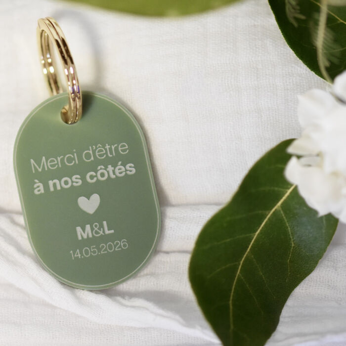 Porte-clés mariage personnalisé ovale acrylique vert 3,1x4,6 cm - Garden - ambiance