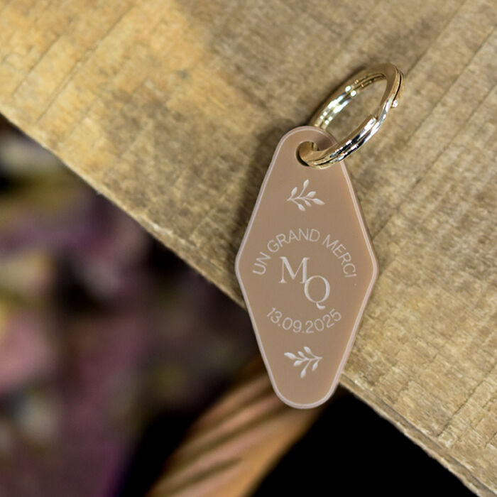 Porte-clés mariage personnalisé motel acrylique beige 2,8x5,5 cm - Bohème - ambiance