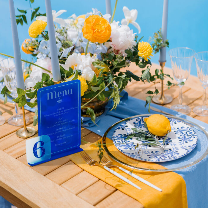 Menu mariage personnalisé acrylique bleu givré 13x20 cm et numéro de table acrylique ciel givré 7x7 cm - Blue Mediterraneo