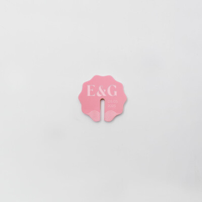 Marque-verre personnalisé initiales ou prénoms mariés acrylique rose 36x35 mm - Pop