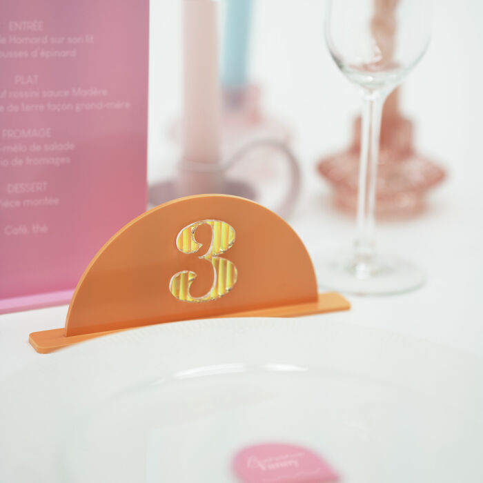 Numéro de table personnalisé acrylique orange et acrylique iridescent 134x67 mm - Pop