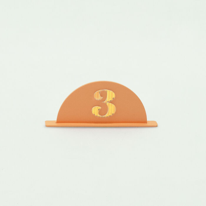 Numéro de table personnalisé acrylique orange et acrylique iridescent 134x67 mm - Pop