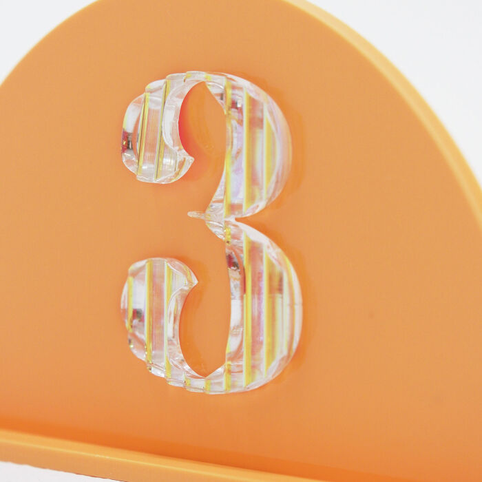 Numéro de table personnalisé acrylique orange et acrylique iridescent 134x67 mm - Pop