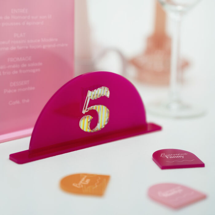 Numéro de table personnalisé acrylique fuchsia et acrylique iridescent 134x67 mm - Pop