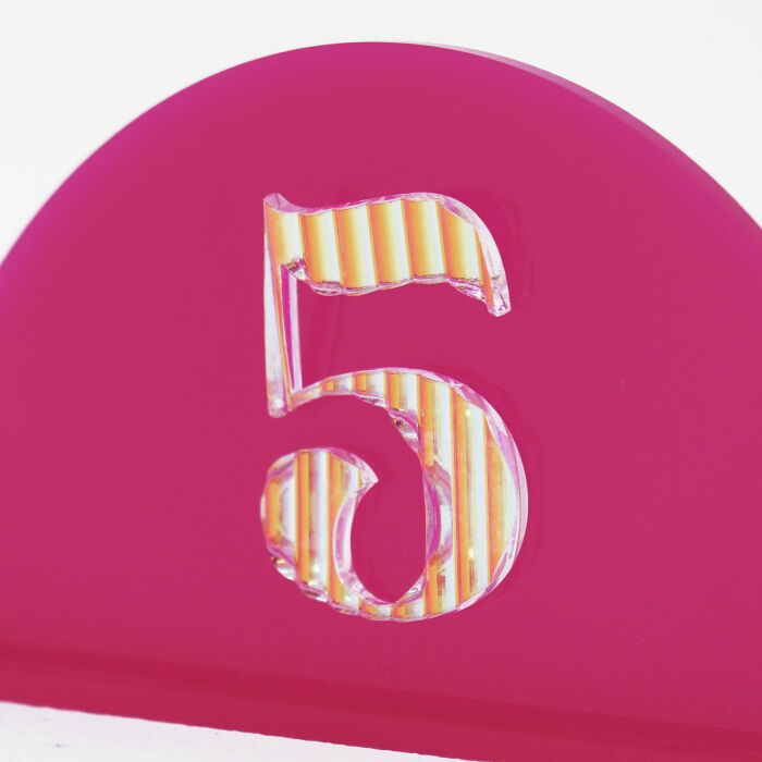 Numéro de table personnalisé acrylique fuchsia et acrylique iridescent 134x67 mm - Pop