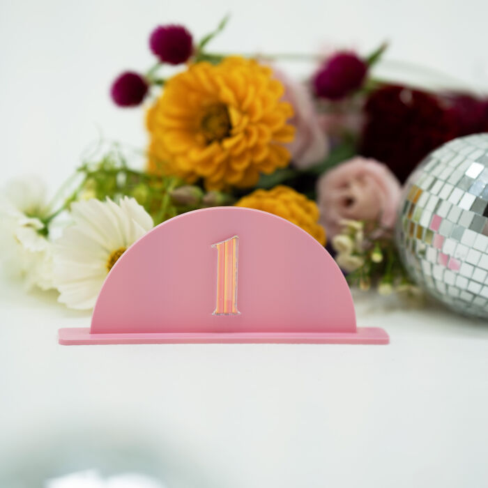 Numéro de table personnalisé acrylique rose et acrylique iridescent 134x67 mm - Pop