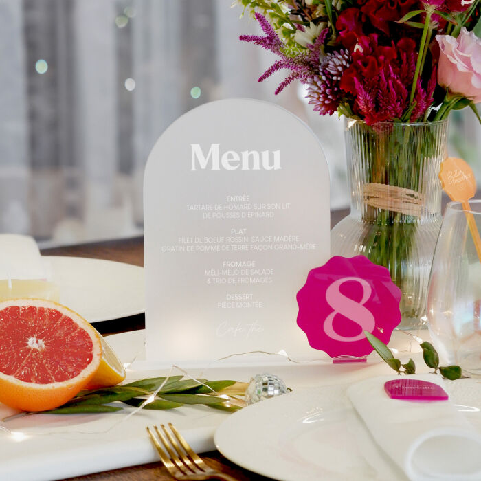 Menu personnalisé acrylique givré 135x196 mm et numéro de table acrylique fuchsia 80x81 mm - Pop