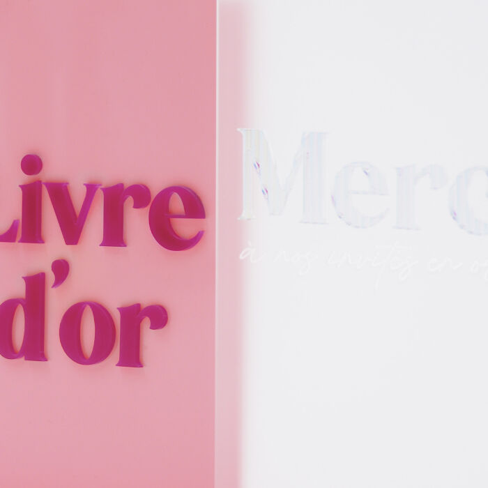 Panneau livre d'or acrylique rose et acrylique fuchsia 180x247 mm et panneau merci acrylique givré et acrylique iridescent 175x304 mm - Pop