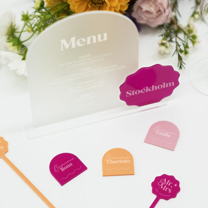 Menu personnalisé acrylique givré 14x20 cm et nom de table acrylique fuchsia 8x8 cm - Pop
