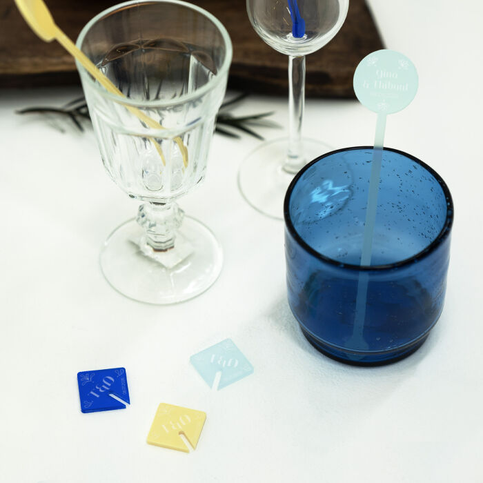 Marque-verre personnalisé initiales mariés acrylique bleu givré 3,5x3,8 cm - Blue Mediterraneo