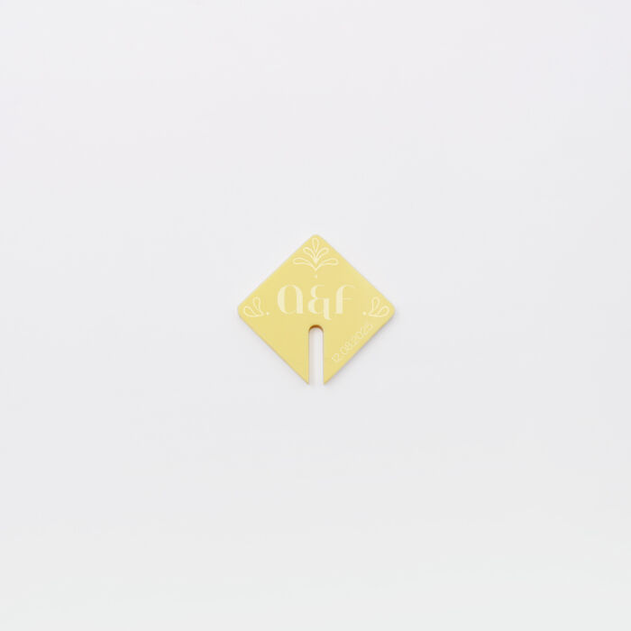 Marque-verre personnalisé initiales mariés acrylique jaune pastel 3,5x3,8 cm - Blue Mediterraneo