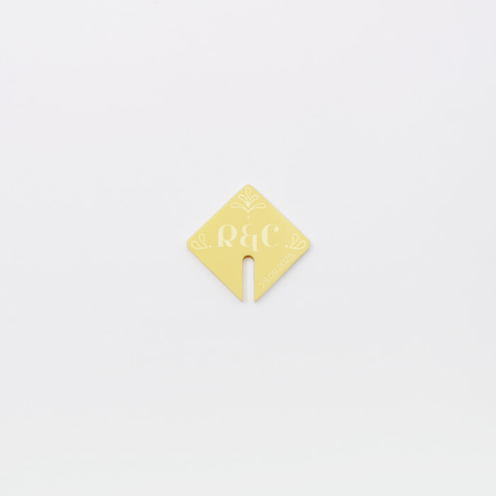 Marque-verre personnalisé initiales mariés acrylique jaune pastel 3,5x3,8 cm - Blue Mediterraneo