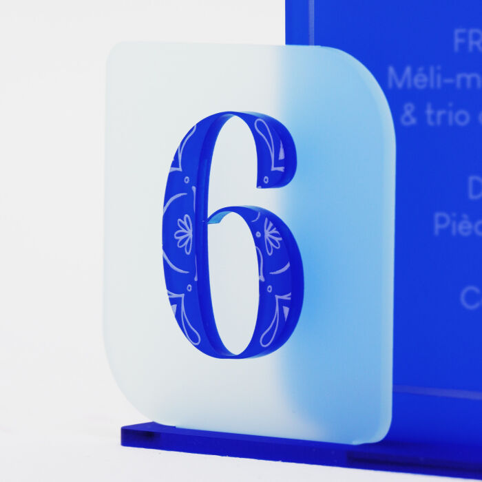 Menu personnalisé acrylique bleu givré 13x20 cm et numéro de table acrylique ciel givré 7x7 cm - Blue Mediterraneo