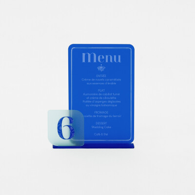Menu personnalisé acrylique bleu givré 13x20 cm et numéro de table acrylique ciel givré 7x7 cm - Blue Mediterraneo