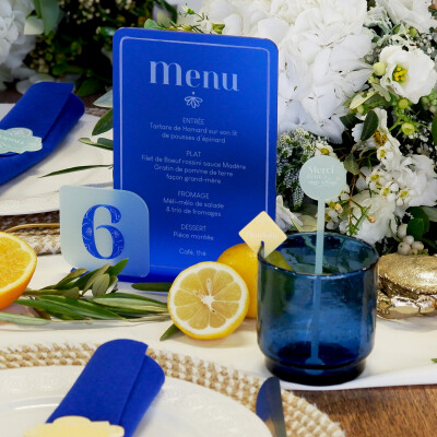 Menu personnalisé acrylique bleu givré 13x20 cm et numéro de table acrylique ciel givré 7x7 cm - Blue Mediterraneo